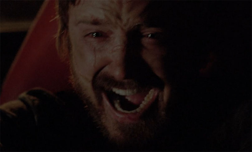 車を走らせながら笑い泣くジェシー