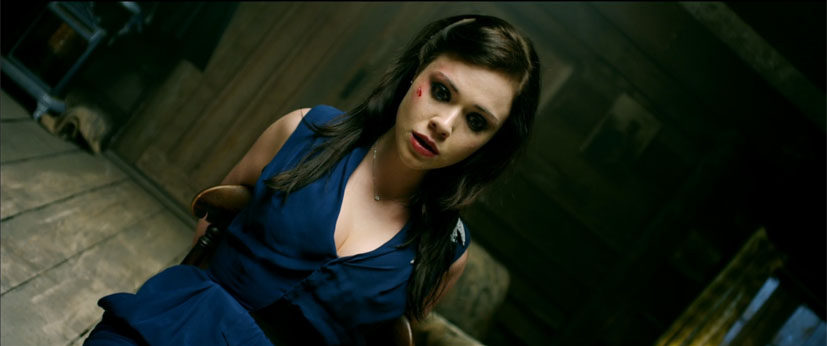 瓶が自分の方を向き絶望するエレノア