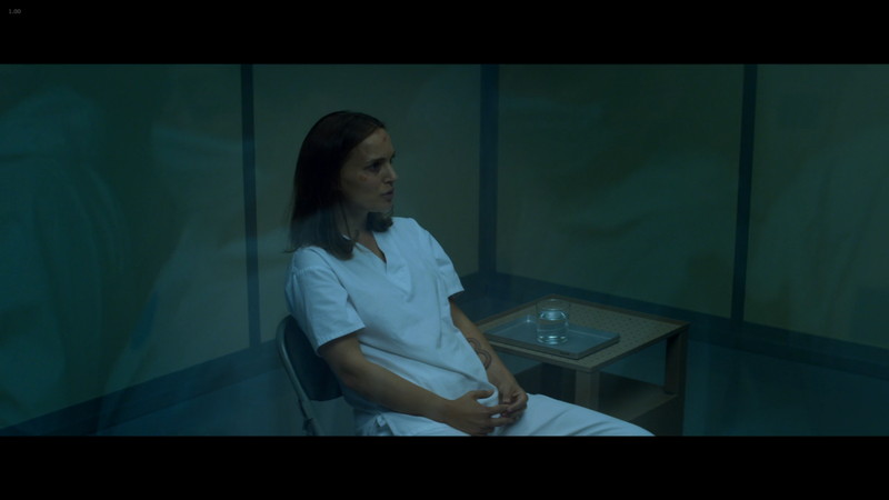 尋問中のレナ。コップを置くテーブルが左側にある