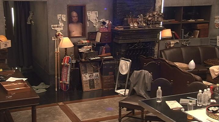 一人で小窓芸を披露するザコシ