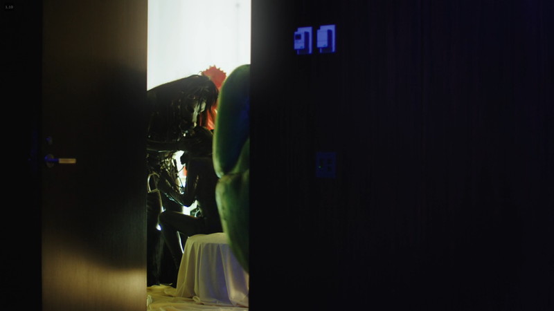 【Netflix】アメコミ原作ドラマ「HAPPY！（ハッピー！）」が面白い：奥の部屋では着ぐるみ来た人たちがなんかやってる・・・