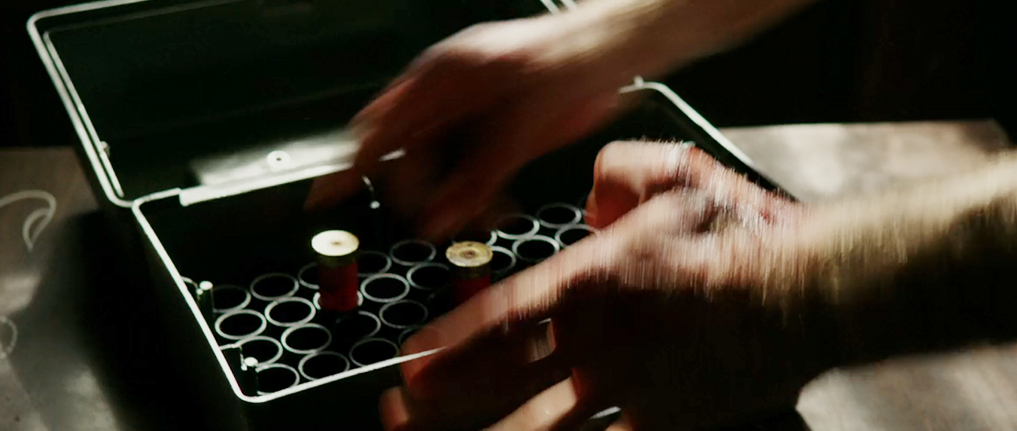 スタンドオフ：殺し屋を視認し、ピーターが慌てて散弾銃の弾を取るシーン