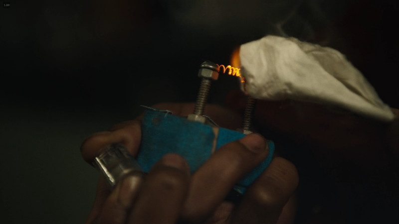 電池とバネでこうやって発火させる