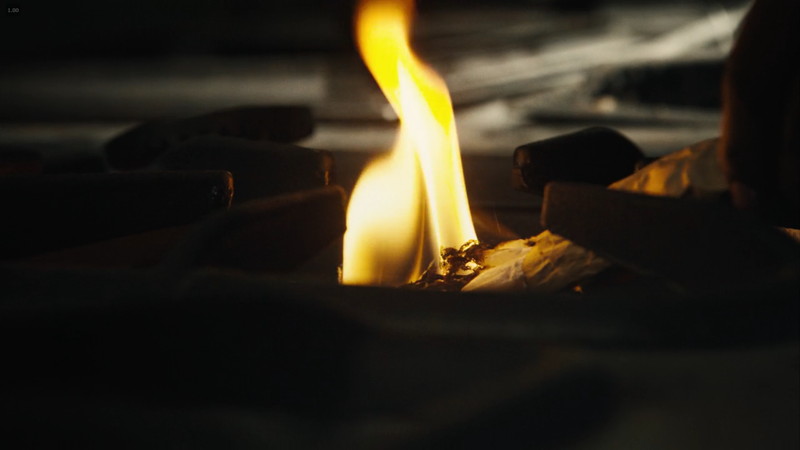 火が映ったナプキンをコンロに移す