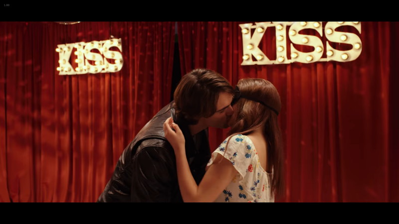 【Netflix】キスから始まるものがたり：キッシングブースで目隠しをしたエルにキスをするノア