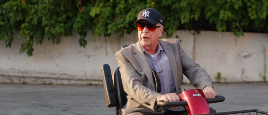 ジーサンズ はじめての強盗：老人用電動カートで逃走するマイケル・ケイン