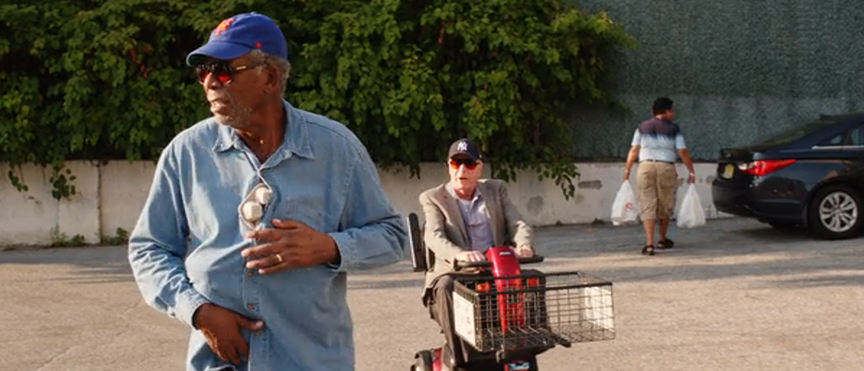 ジーサンズ はじめての強盗：「かごに乗れ！」とモーガンに言うマイケル