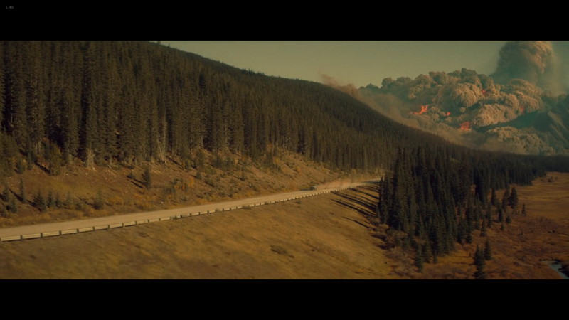 活発化する火山活動から逃げるウィルとサム