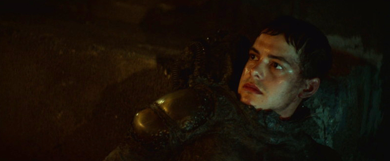 宇宙服を脱がせたら、そこには人間（イズラエル・ブルサード）が