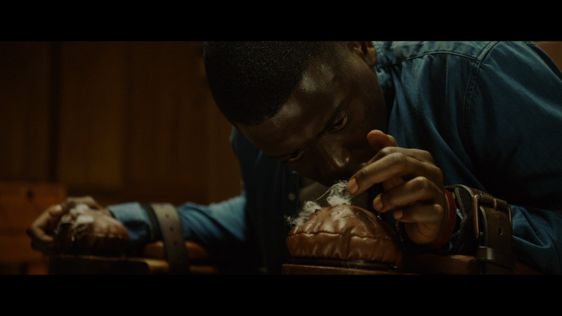 ソファーの綿に気付くクリス