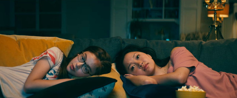 一緒に映画を観るララジーンとキティー