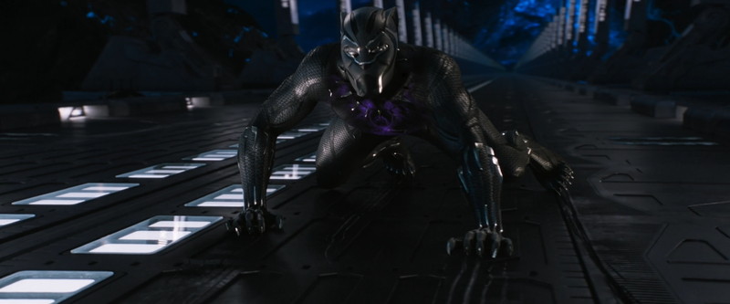 ブラックパンサー同士の死闘は「リニアモーターカー」のレール上で行われる