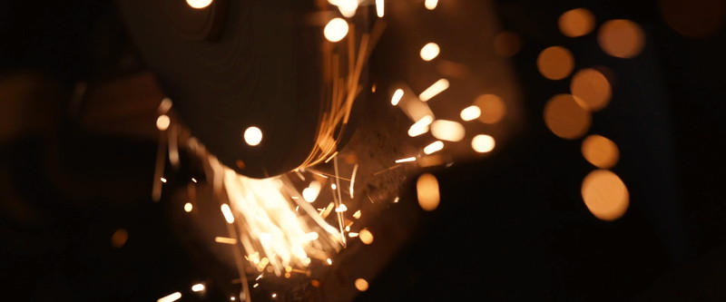 「「ジョナサン・パングボーン」が何かを研磨している