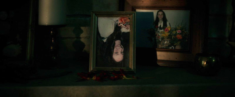 忍び込んだ直後、娘の写真が上下反転しているのに気づく