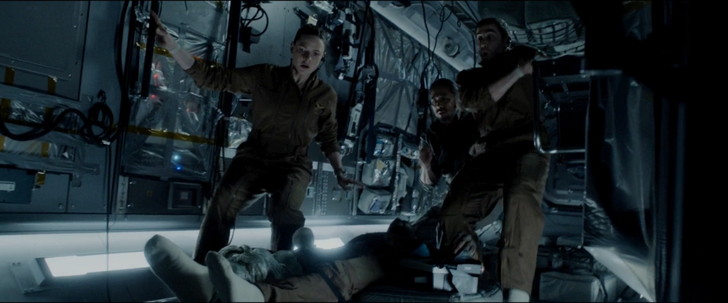 高知能エイリアンとの闘い「ライフ」：ヒューの足に巻き付いていたカルビン