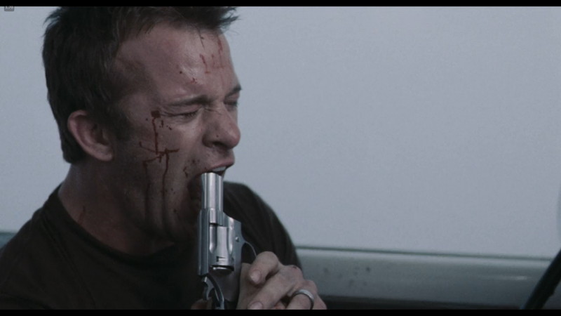 弾切れの銃を口にツッコむ