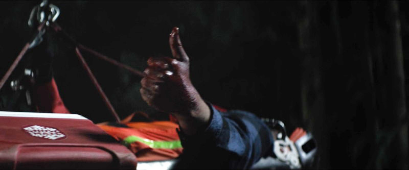 親指を突き立てるジェレミー