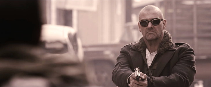 「ザ・ウォーカー」の考察。イーライは盲目か。最後の男は誰か。：イーライと対峙し、何も言わず銃を下すレドリッジ