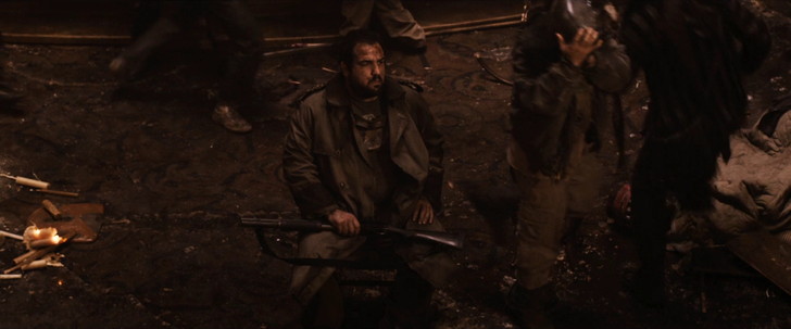 「ザ・ウォーカー」の考察。イーライは盲目か。最後の男は誰か。：崩壊しつつあるバーで座り込む一人の男