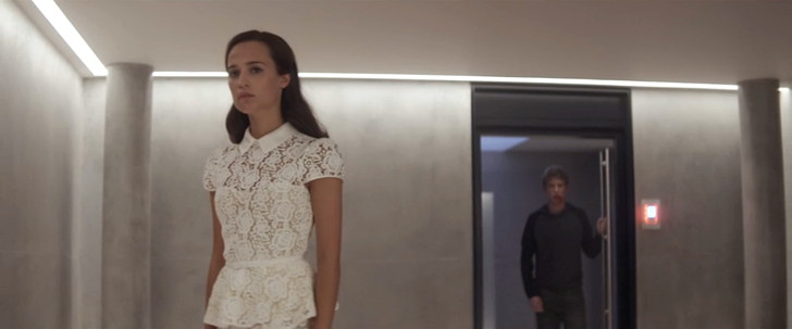 エレベーターを待っている間、それを見るエヴァ