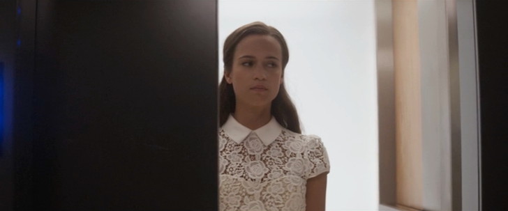 しかし、ドアが閉まる直前で一瞬ケイレブの方を見る