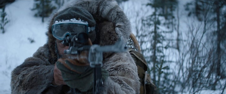 狼に向け銃を構える主人公の「コア」