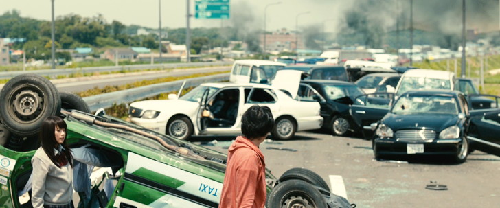 都心から郊外へ逃げるシーン