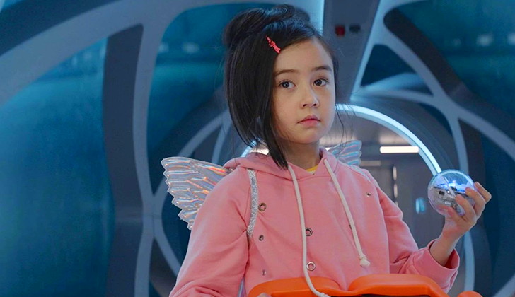 メイリン（役：ソフィヤ・シューラー・ツァイ）