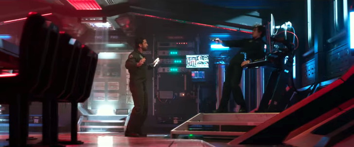 「ジオストーム」感想：敵の工作員に銃を向けられるジェイク