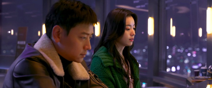 Netflix独占作品「人狼」：カン・ドンウォン（左）とハン・ヒョジュ（右）