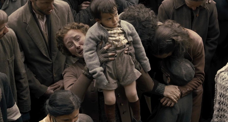 子供を差し出す母親