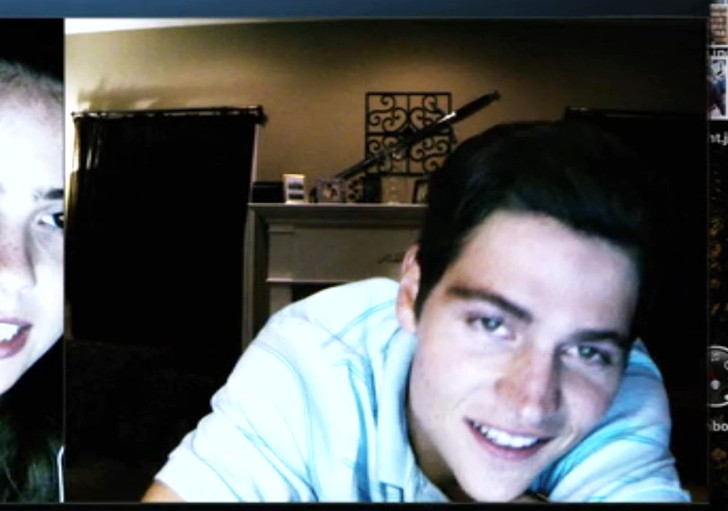 アダム（役：ウィル・ペルツ）