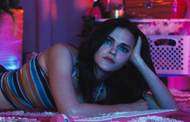 ローラ（役：マデリーン・ブルーワー）