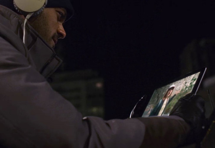 クリスマス・クロニクル：タブレットで見てるのは「ストレンジャー・シングス」