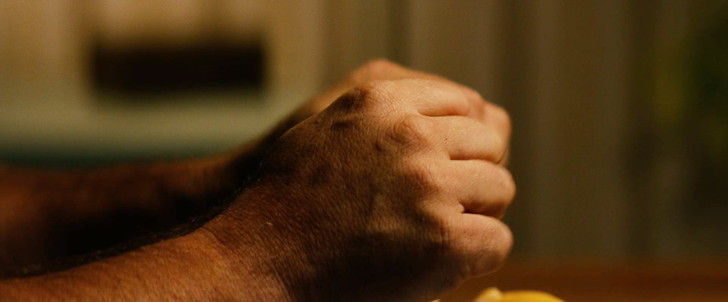 「10クローバーフィールド・レーン」評価と感想」：ストレスのせいか手をグーパーするハワード