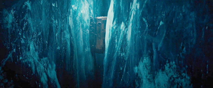 「遊星からの物体X ファーストコンタクト」：オープニングの亀裂の隙間に落下するシーン