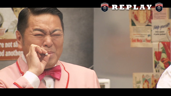 必死に笑い顔を隠そうとする大地