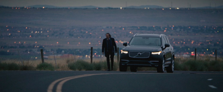 キミとボクの距離：車を降りて黄昏るシェパード（ゲイリー・オールドマン）