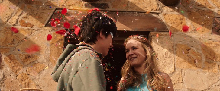 キミとボクの距離：シャーマン・ネカ宅の出口で祝福されるガードナーとタルサ