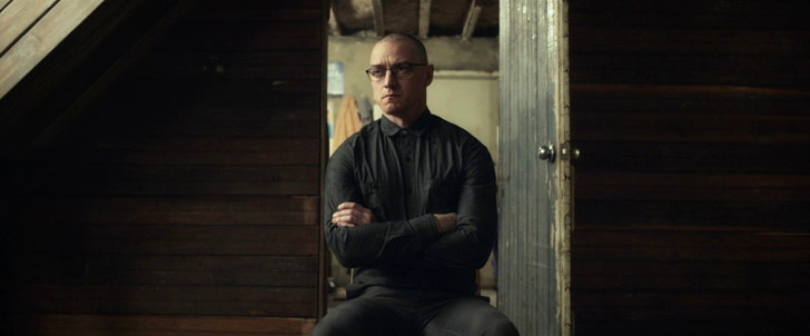 「スプリット」感想と考察：腕を組む「デニス」