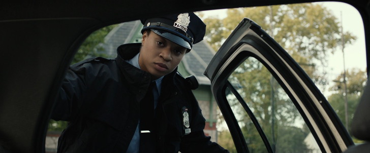 「スプリット」感想と考察：そんなケイシーを不思議そうに見つめる警官