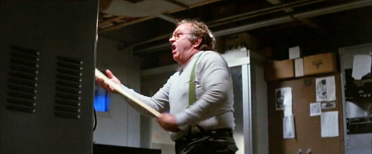 遊星からの物体X：通信機器を破壊するブレア