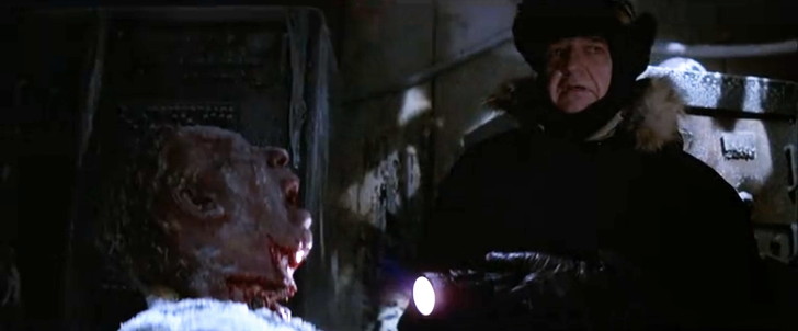 遊星からの物体X：既に崩壊したノルウェー基地を捜索するマックたち