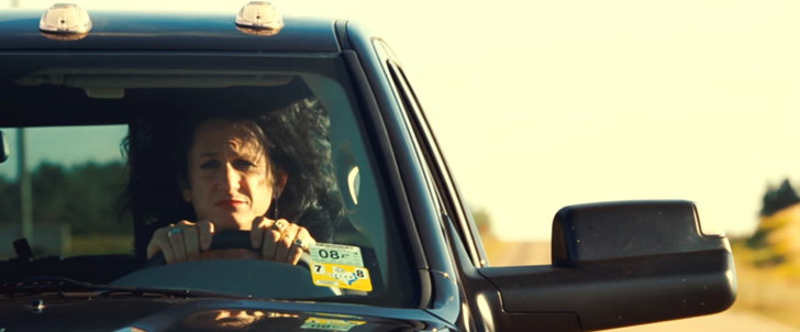 「きっとここが帰る場所」：運転するシャイアン