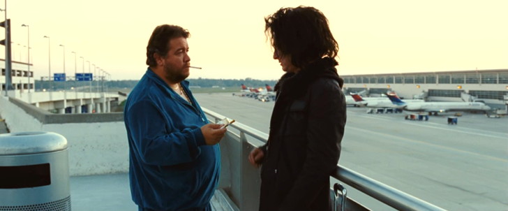 「きっとここが帰る場所」：空港でおっさんにタバコを勧められるシャイアン