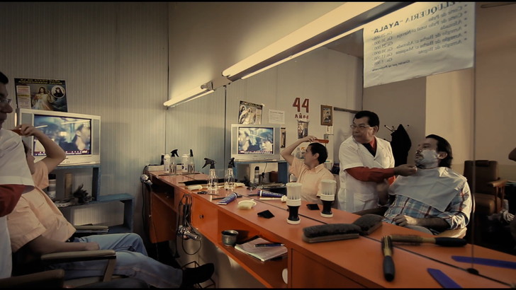 【80点】荷物の正体は何？「7BOX」評価と感想：テレビに映るビクトル