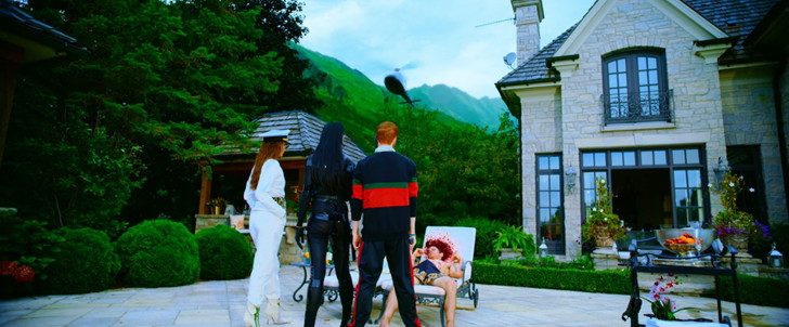 【85点】ベテラン殺し屋vs若手刺客集団「ポーラー 狙われた暗殺者」評価と感想【Netflix】：冒頭の暗殺シーン