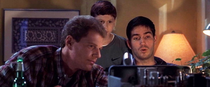 父親の無線機で遊ぶジョンたち