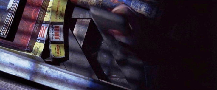 床下の中から「30年前の父の財布」を取り出す