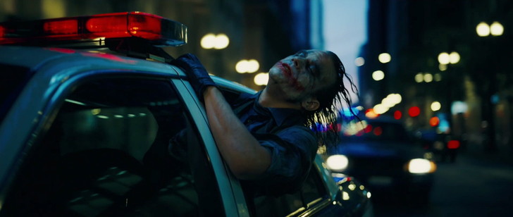 【感想】「パージ 大統領令」の魅力３個。大人気シリーズ3作目： 「ダークナイト」：窓から身を乗り出すJoker